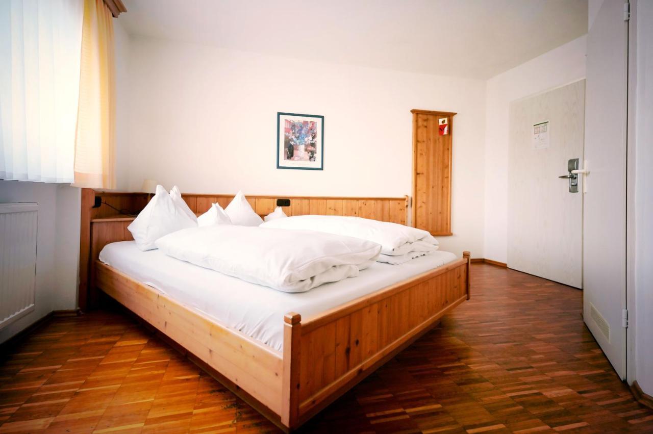 Gruener Baum Garni Hotel Krumbach Exterior photo